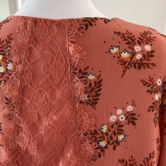 LC Lauren Conrad medium top floral bell sleeves lace v-neck - Picture 9 of 13